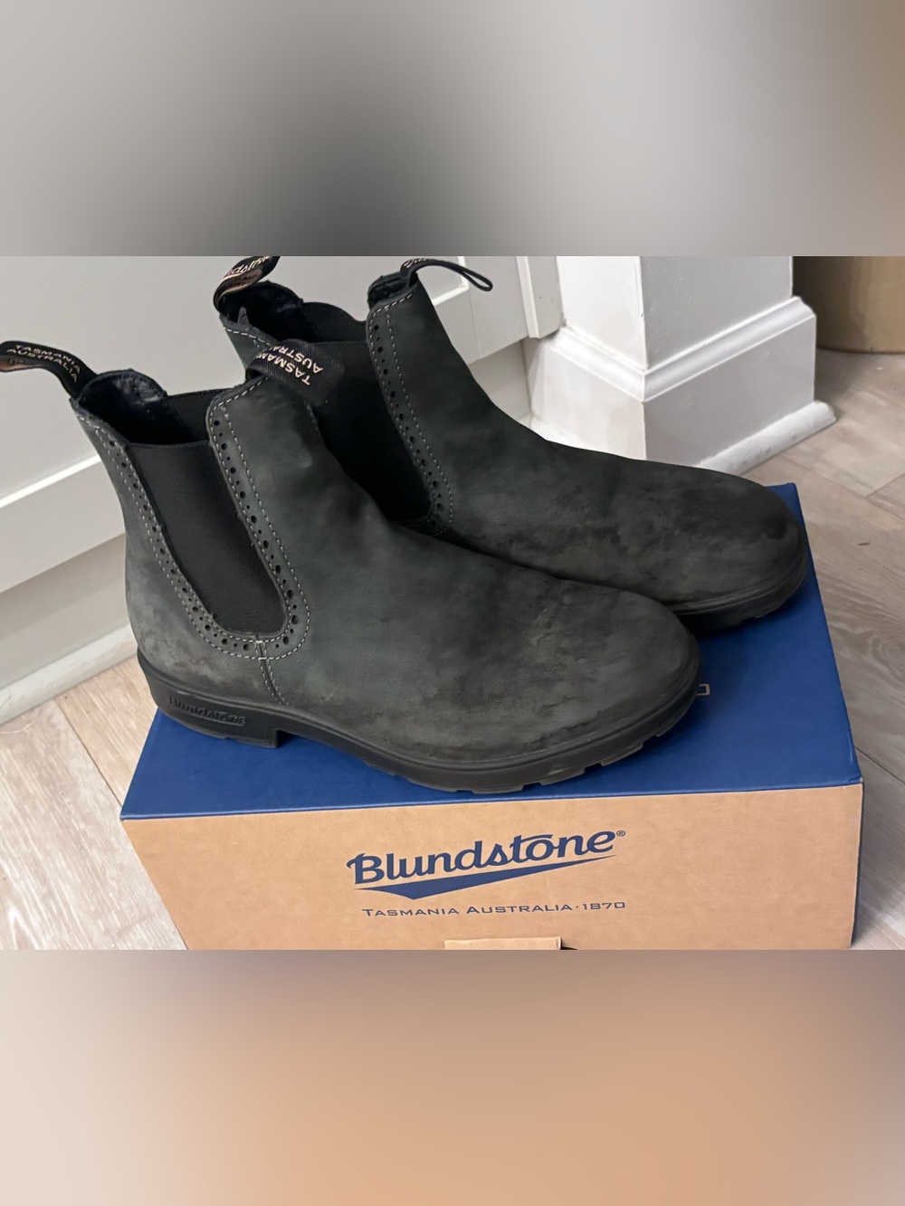 Blundstone Classic Chelsea Boots in Black Like New